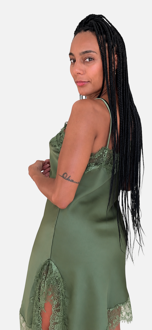 Modelo posando con vestido lencero AFRA ATELIER color verde botella con detalles de encaje en escote y bajo
