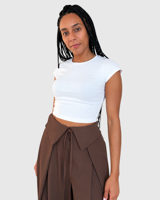Modelo con pantalón AFRA ATELIER marrón chocolate de cintura alta con lazada frontal y diseño fluido