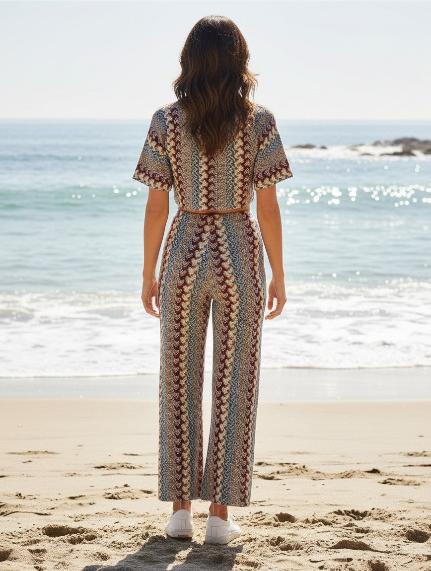 Vista trasera del conjunto Frida de A F R A A T E L I E R con estampado étnico, pantalón wide leg y top corto en la playa