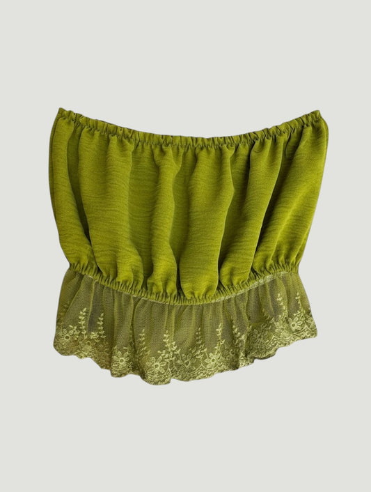 Top bandeau verde oliva de A F R A A T E L I E R con tejido texturizado y bajo de encaje bordado romántico.