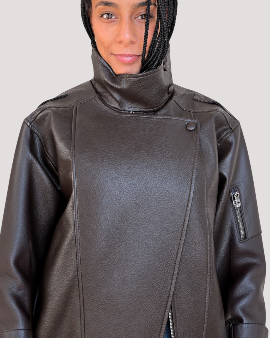 Chaqueta de poliuretano marrón con cuello alto y cierre cruzado de A F R A A T E L I E R