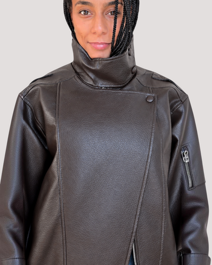 Chaqueta de poliuretano marrón con cuello alto y cierre cruzado de A F R A A T E L I E R