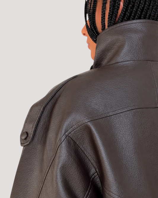 Chaqueta de cuero sintético marrón de A F R A A T E L I E R con cuello alto y detalle de charretera en el hombro