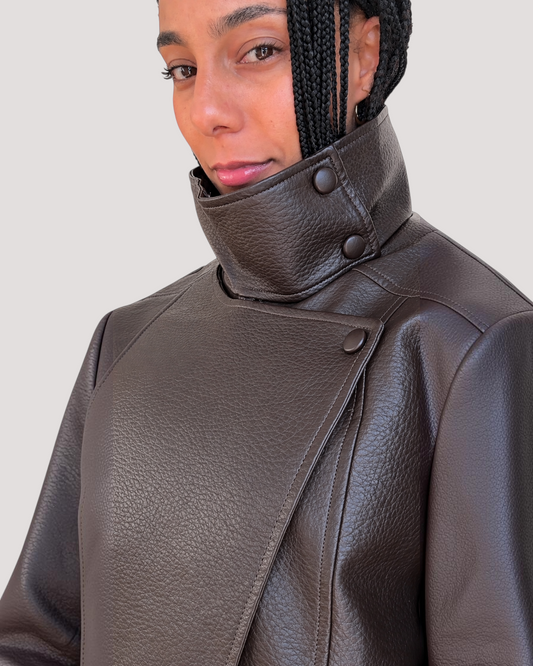 Chaqueta de piel marrón con cuello alto y botones de A F R A A T E L I E R