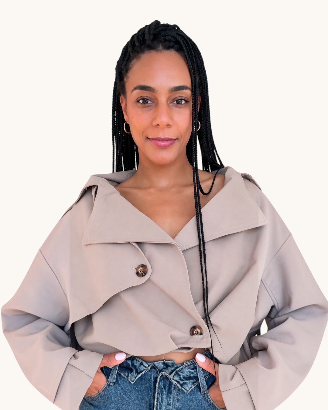 Mujer con trenzas vistiendo la chaqueta Bomber Topo de AFRA ATELIER en color beige con botones oscuros