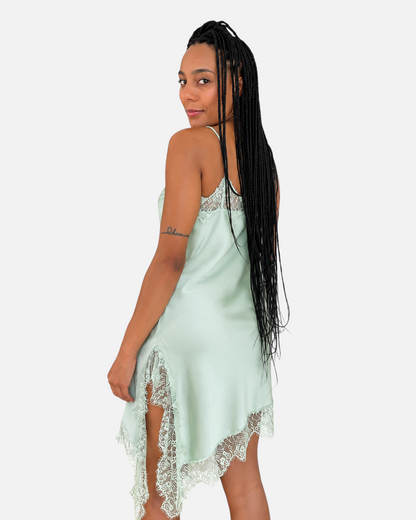 Modelo posando con vestido lencero AFRA ATELIER verde menta de satén con detalles de encaje y bajo asimétrico