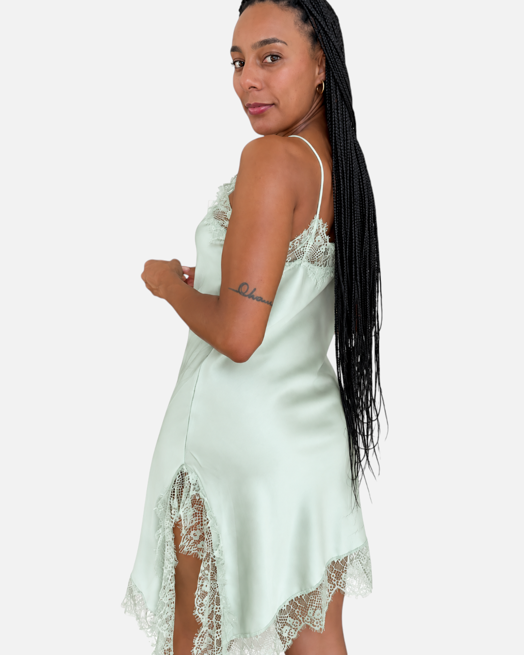 Modelo con vestido lencero AFRA ATELIER en verde menta satinado con detalles de encaje en el escote y el bajo