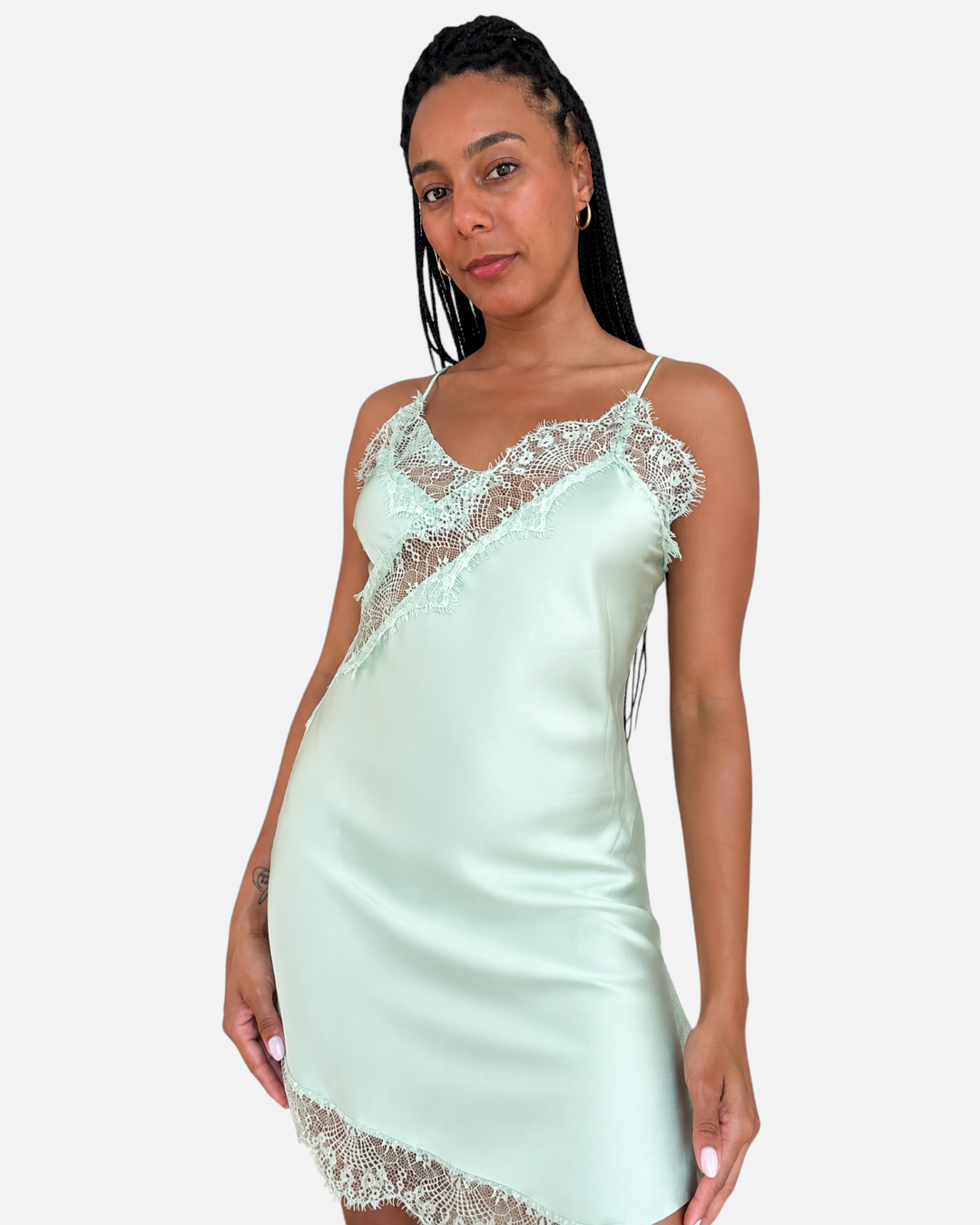 Modelo vistiendo un vestido lencero AFRA ATELIER de satén verde menta con detalles de encaje delicado en el escote
