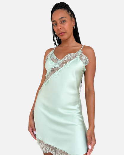 Modelo vistiendo un vestido lencero AFRA ATELIER de satén verde menta con detalles de encaje delicado en el escote