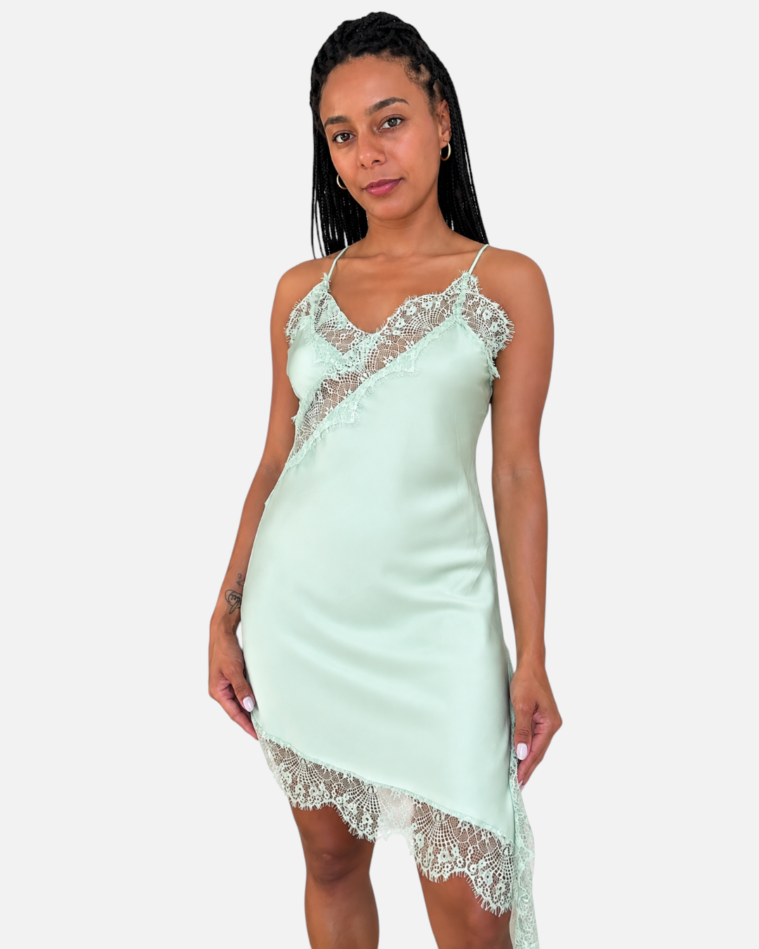 Modelo vistiendo un vestido lencero AFRA ATELIER en color verde menta con detalles de encaje asimétrico