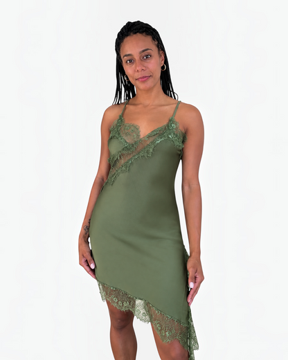 Modelo vistiendo vestido lencero AFRA ATELIER color verde botella con detalles de encaje asimétrico