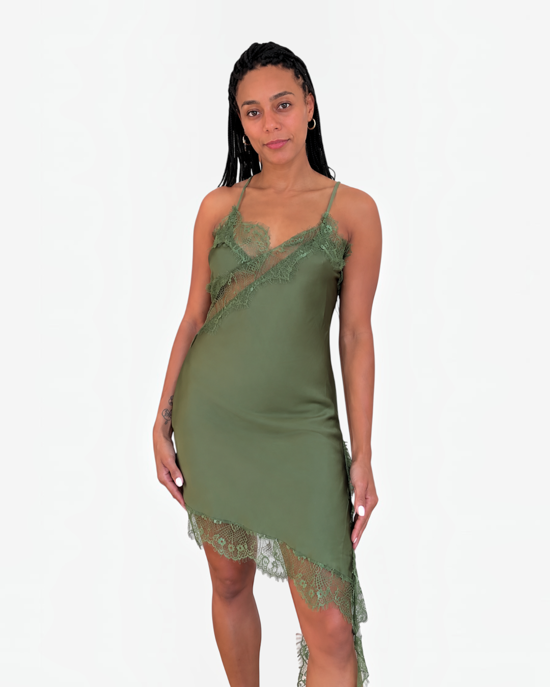 Modelo vistiendo vestido lencero AFRA ATELIER color verde botella con detalles de encaje asimétrico y tirantes finos