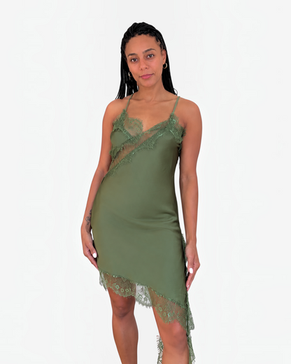 Modelo vistiendo vestido lencero AFRA ATELIER color verde botella con detalles de encaje asimétrico y tirantes finos