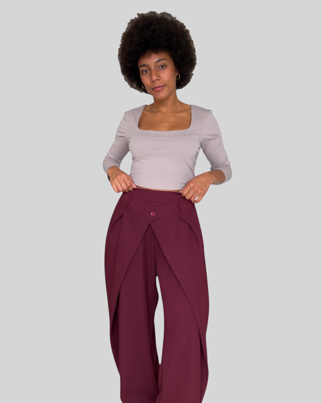 Modelo con pantalón Vera de A F R A A T E L I E R en color burdeos con diseño cruzado y cintura alta