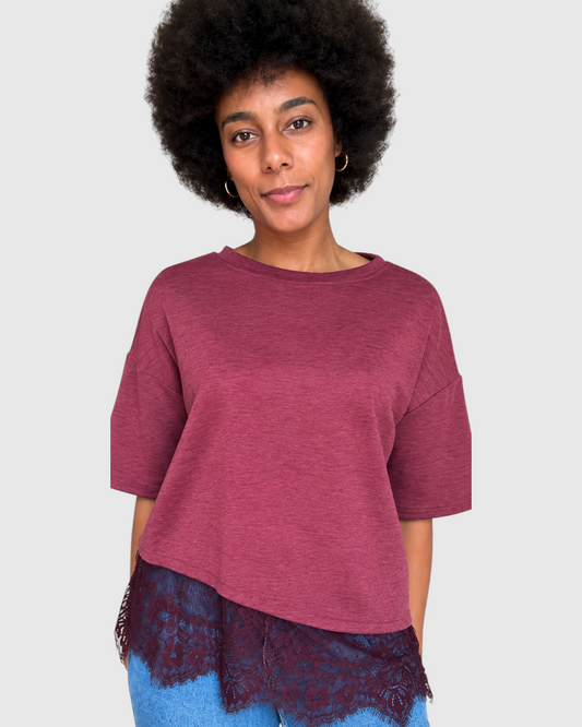 Camiseta Milan burdeos de A F R A A T E L I E R con corte holgado y mangas cortas sobre top de encaje oscuro