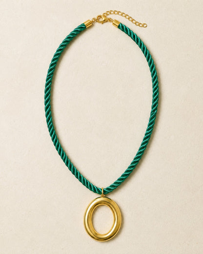 Collar Jade de A F R A A T E L I E R con cordón trenzado verde esmeralda y colgante ovalado de acero dorado