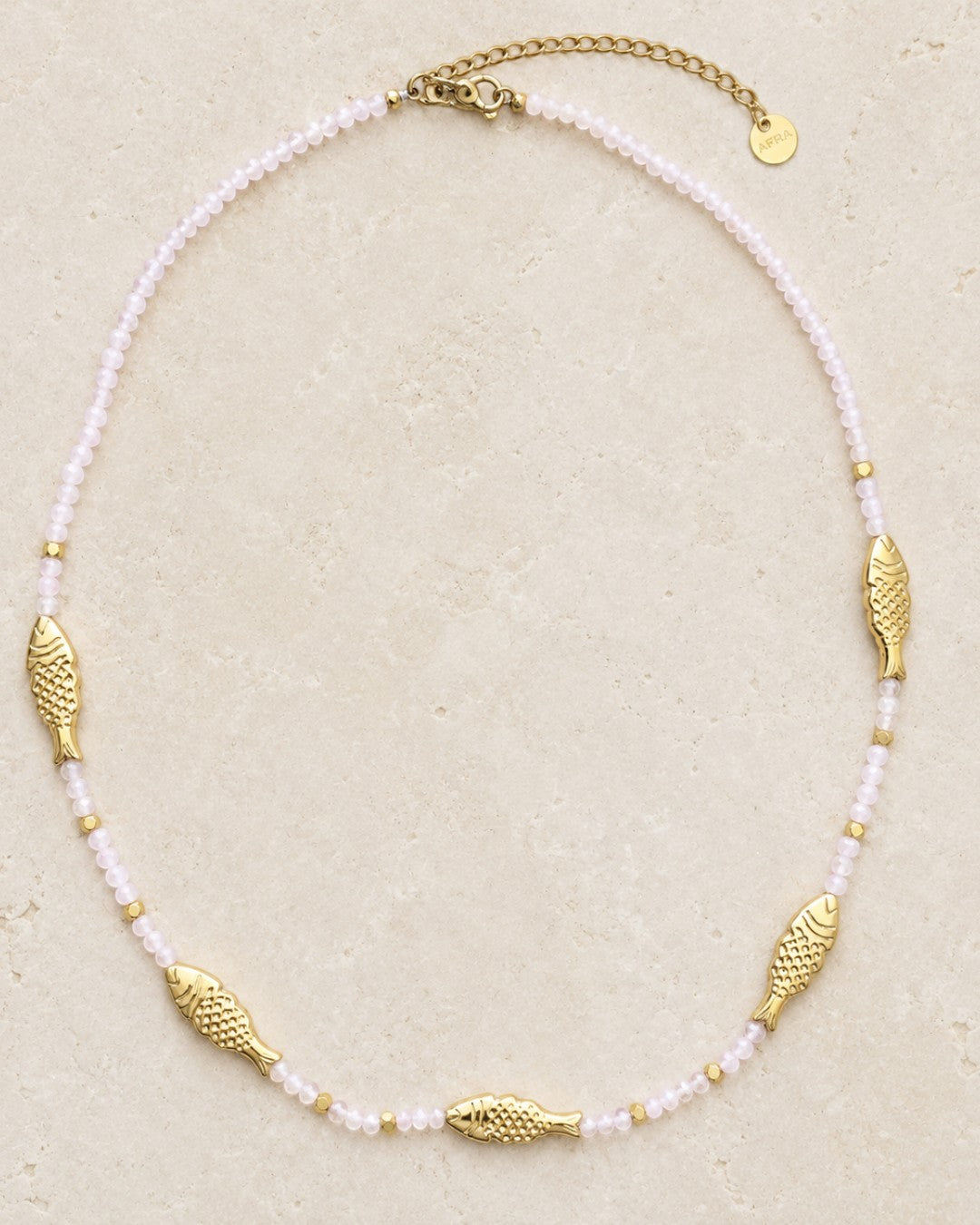 Collar A F R A A T E L I E R con cuentas facetadas rosa claro y cinco peces dorados en acero inoxidable
