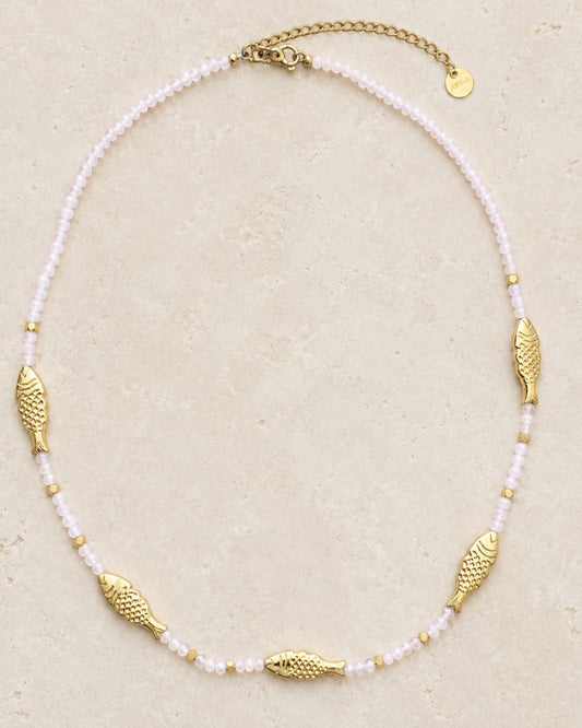 Collar A F R A A T E L I E R con cuentas facetadas rosa claro y cinco peces dorados en acero inoxidable