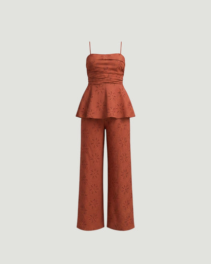 Conjunto A F R A A T E L I E R color teja de algodón con encaje bordado, top peplum y pantalón de pierna ancha.