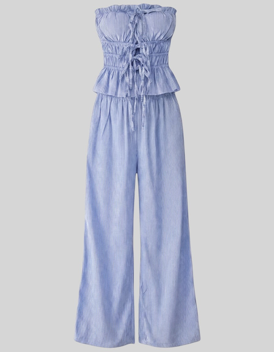 Conjunto Brisa de A F R A A T E L I E R con top palabra de honor fruncido y pantalón ancho de rayas azul y blanco