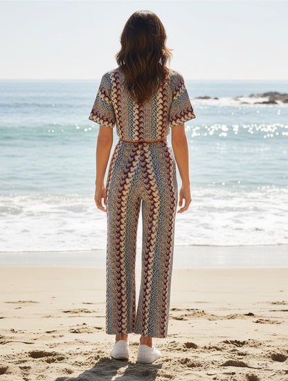 Vista trasera del conjunto Frida de A F R A A T E L I E R con estampado étnico, pantalón wide leg y top corto en la playa