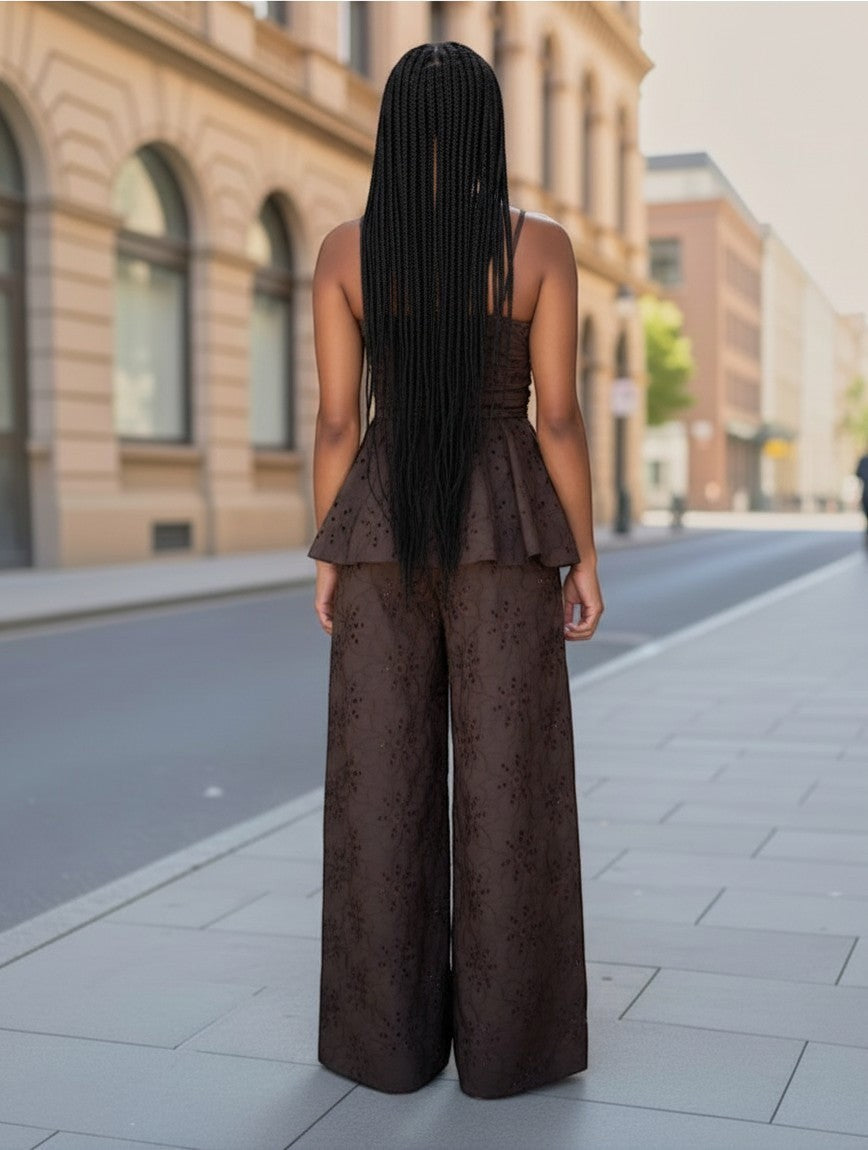 Mujer de espaldas vistiendo el conjunto Julia marrón chocolate de A F R A A T E L I E R con top peplum y pantalón ancho