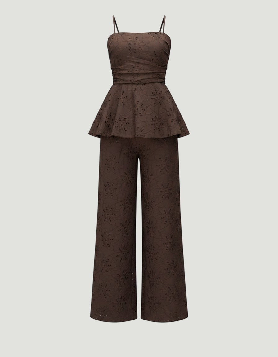 Conjunto Julia de A F R A A T E L I E R en color marrón chocolate con top peplum y pantalón de encaje bordado