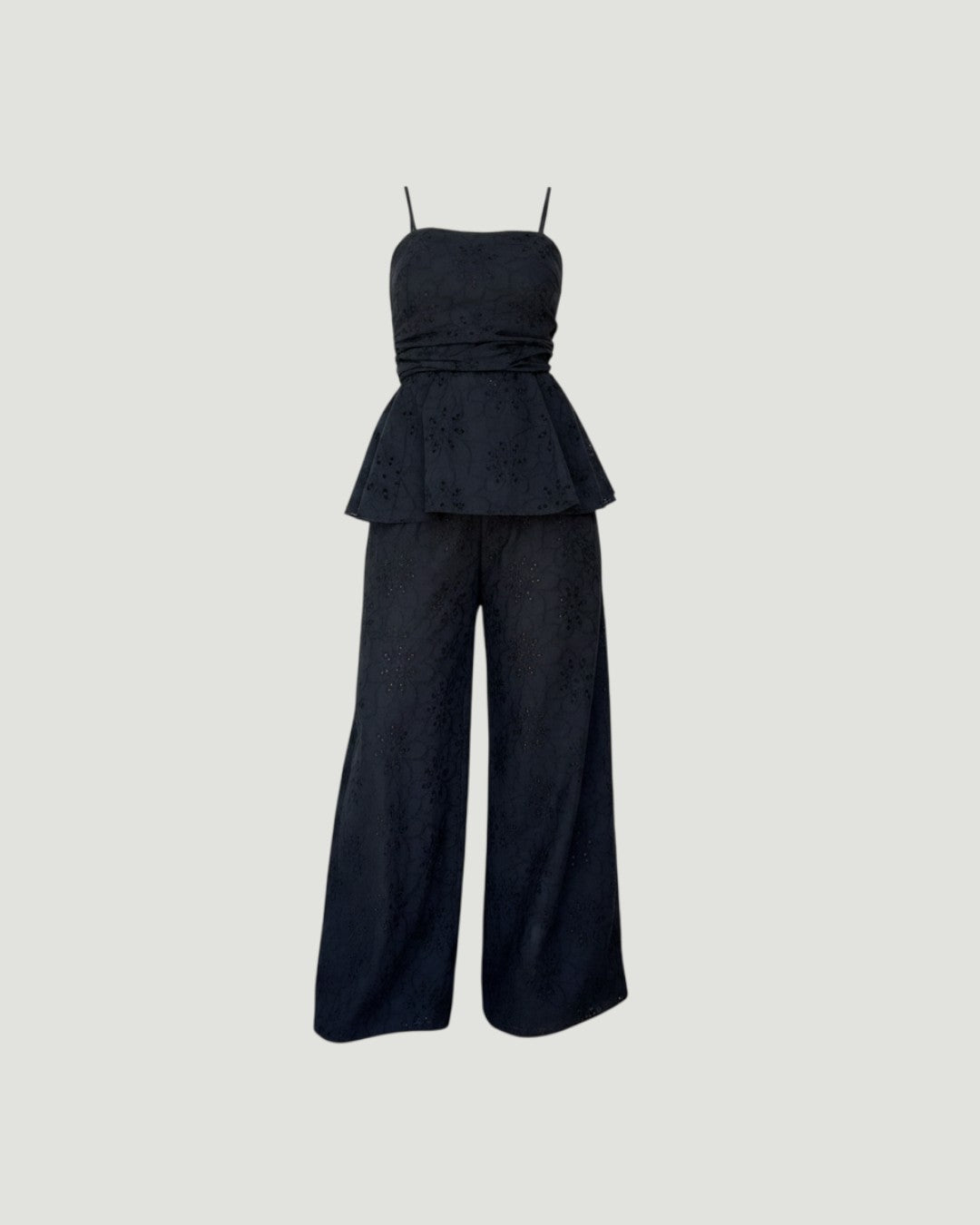 Conjunto A F R A A T E L I E R Julia negro de dos piezas en algodón con encaje bordado, top peplum y pantalón ancho.