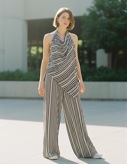 Modelo con conjunto A F R A A T E L I E R de top halter drapeado y pantalones fluidos de rayas blancas y negras.