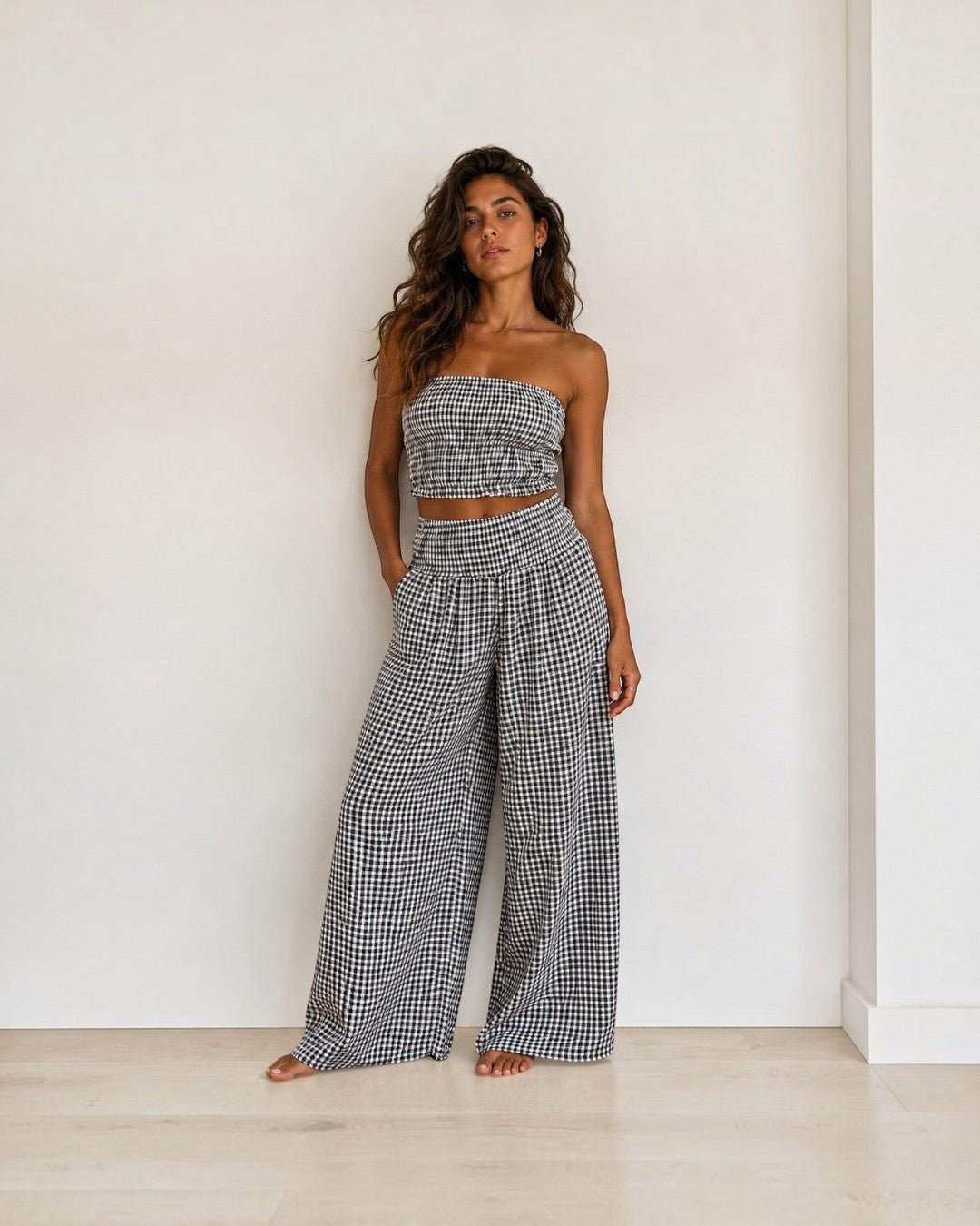 Modelo vistiendo conjunto A F R A A T E L I E R de dos piezas con top palabra de honor y pantalón ancho vichy