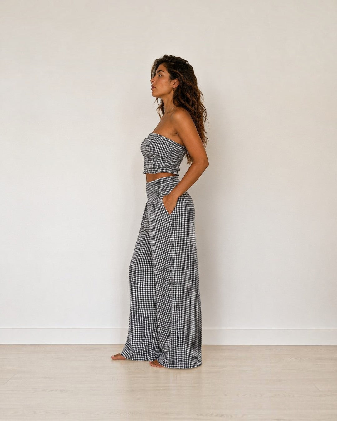 Conjunto de dos piezas A F R A A T E L I E R con top palabra de honor y pantalón ancho de cuadros vichy blanco y negro