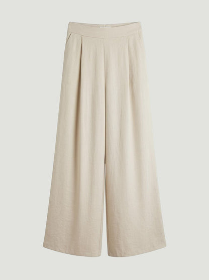 Pantalón ancho de A F R A A T E L I E R en color beige, diseño fluido con pinzas y tejido ligero transpirable.