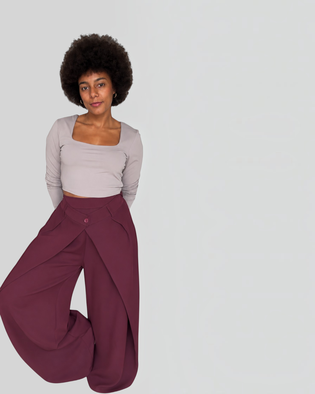Modelo vistiendo pantalón Milano burdeos de A F R A A T E L I E R con cintura alta cruzada y corte amplio fluido