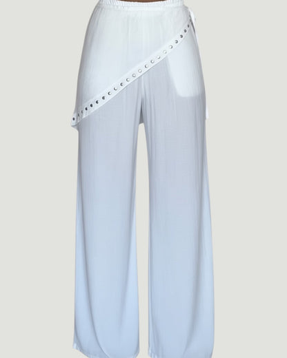 Pantalones blancos de pierna ancha A F R A A T E L I E R con detalle cruzado y ojales metálicos, estilo veraniego.