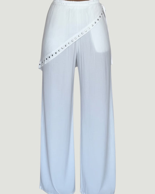 Pantalones blancos de pierna ancha A F R A A T E L I E R con detalle cruzado y ojales metálicos, estilo veraniego.