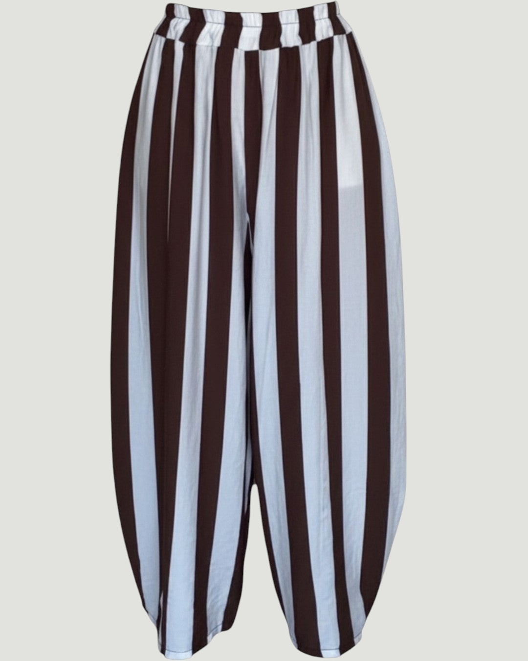 Pantalones holgados A F R A A T E L I E R de rayas verticales marrón y blanco con cintura elástica y corte fluido.