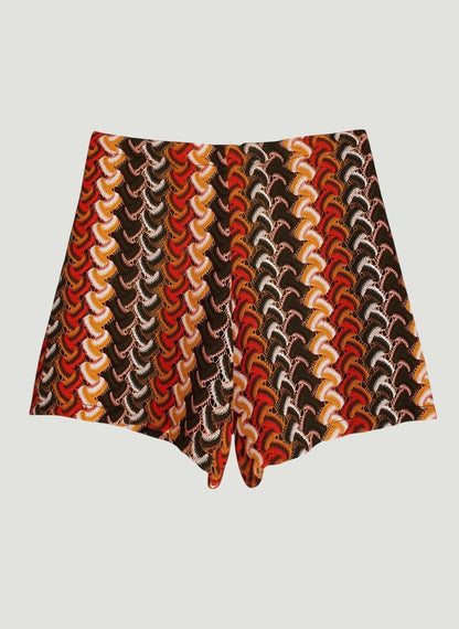 Shorts de A F R A A T E L I E R con estampado geométrico retro en tonos rojo, naranja, marrón y crema, tejido texturizado