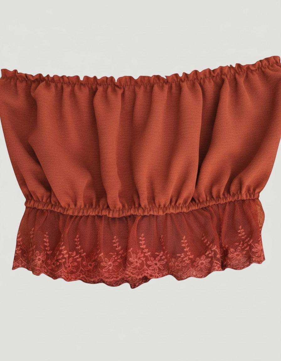 Top bandeau rojo A F R A A T E L I E R con volante de encaje floral en el bajo, estilo romántico y casual.