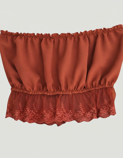 Top bandeau rojo A F R A A T E L I E R con volante de encaje floral en el bajo, estilo romántico y casual.