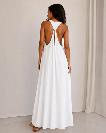 Vestido largo blanco A F R A A T E L I E R con espalda descubierta, anilla decorativa y caída fluida