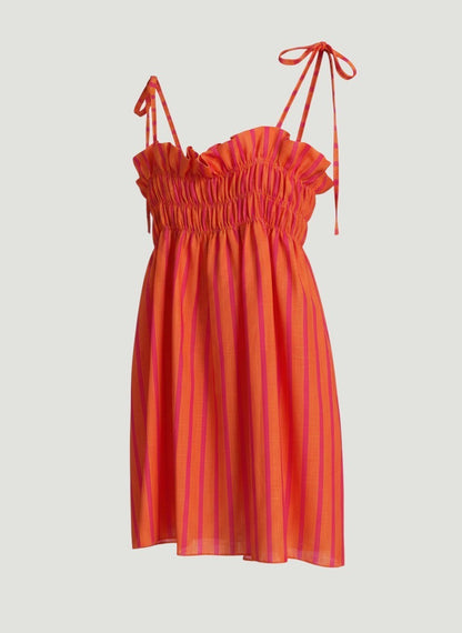 Conjunto Famara de A F R A A T E L I E R, vestido corto de tirantes con rayas naranjas y fucsias y detalle de volantes.