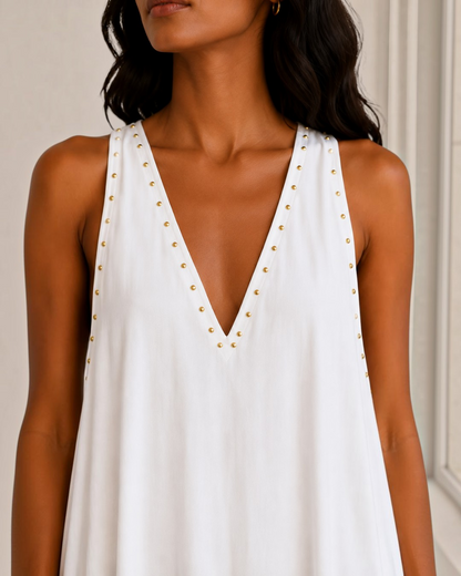 Vestido Solea blanco de A F R A A T E L I E R con escote en pico, detalles metálicos dorados y tejido fluido.