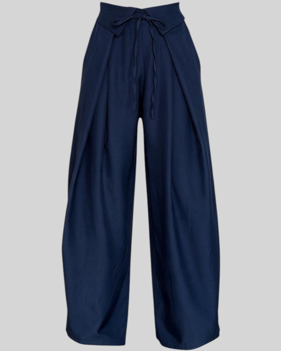 Pantalón Moka azul marino de A F R A A T E L I E R con cintura alta, detalle superpuesto y lazada frontal.